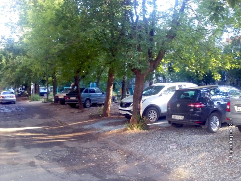 Парковка на газоне вандализм или вынужденная мера?