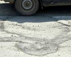 На улице Карла Маркса на проезжей части образовывается провал