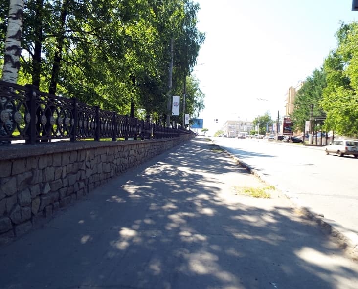 Тротуар на Карла Маркса планируют отдать под парковку для машин