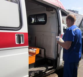 Пьяный водитель сбил двух пешеходов на тротуаре