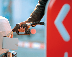 На заправках подешевел бензин 