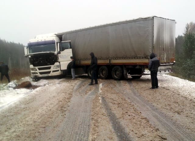 Прицеп фуры перегородил трассу Киров-Пермь