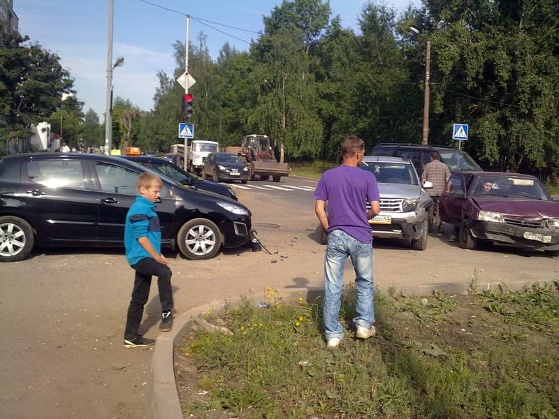 На перекрестке Некрасова и Сурикова случилось тройное ДТП