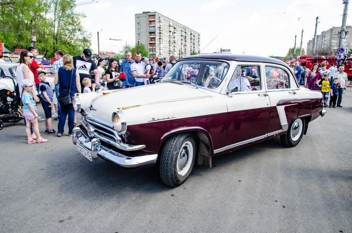 9 мая по городу Кирову проехались ретро автомобили