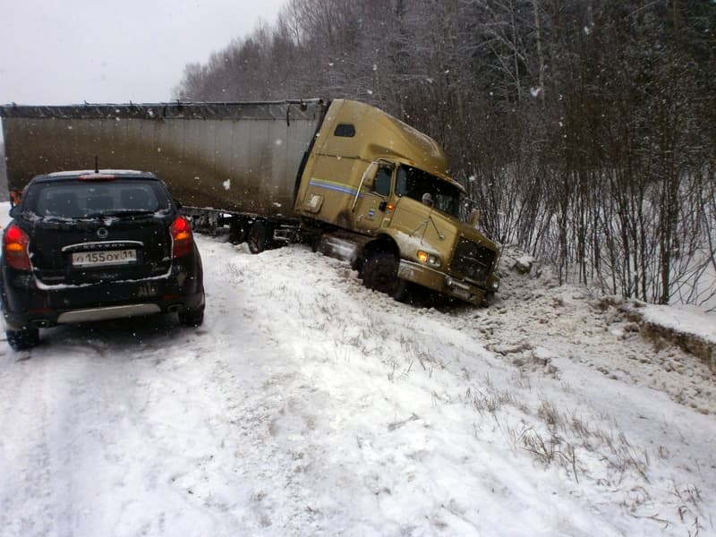На трассе «Вятка»  автобус и «легковушка» столкнулись с фурой: 6 человек погибли