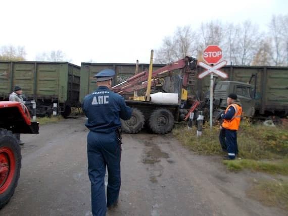 В Лузе КамАЗ врезался в поезд