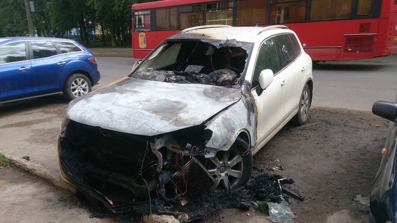 Пожар на Дружбе. 2 студента бросились спасать чужие машины