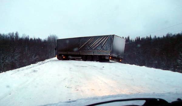 Фура перегородила движение на пути в Омутнинск