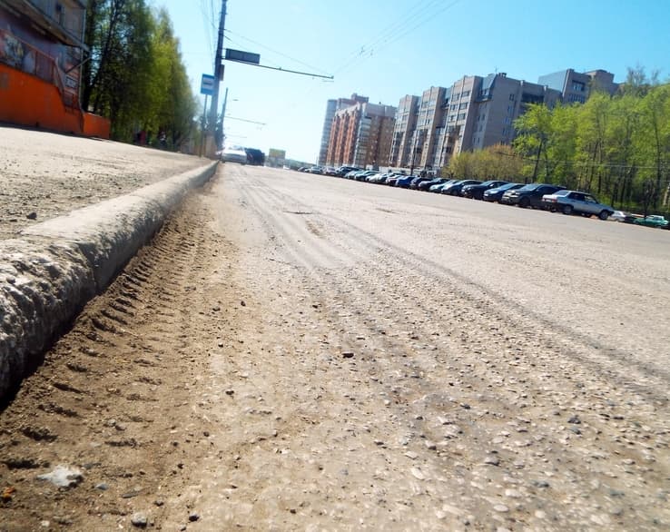 Асфальт на Октябрьском проспекте сняли, а новый класть некому