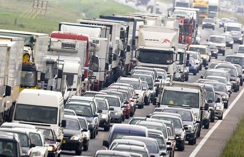 Отдых в Крыму: 6% опрошенных автомобилистов готовы стоять в пробках на переправе