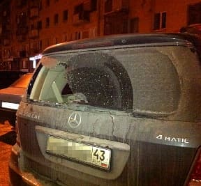 На парковке в центре города железной трубой разбили Merсedes