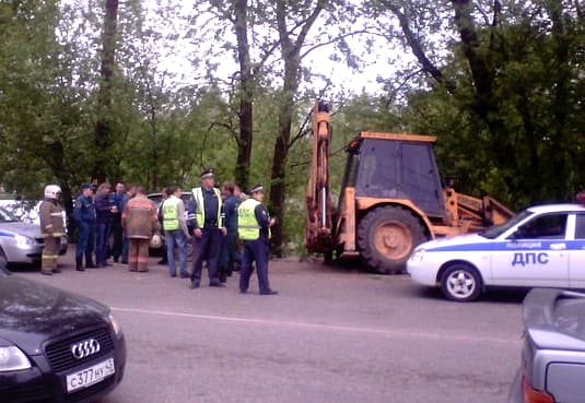 Трактор сбил мать с ребенком на тротуаре