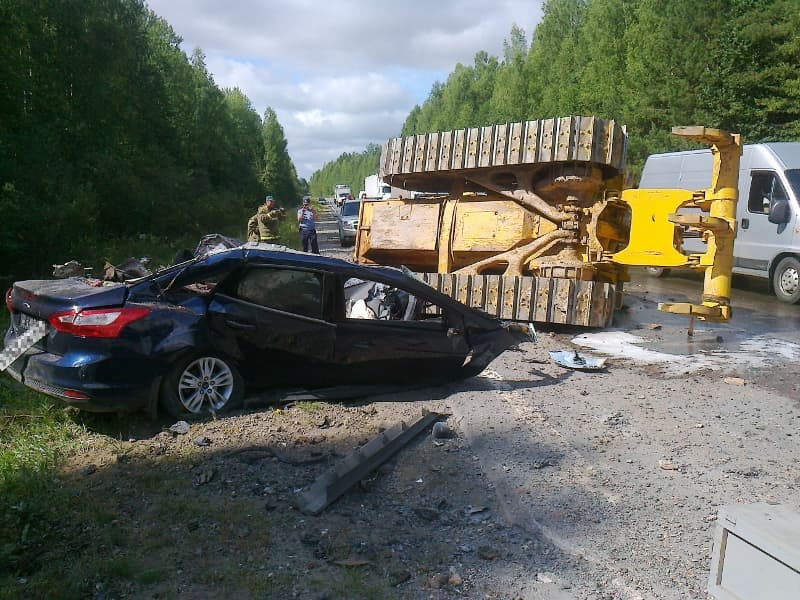 ДТП. Бульдозер раздавил машину. 4 человека погибли [фото]