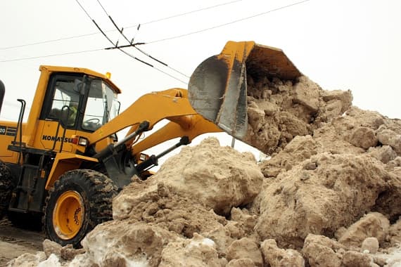 Чиновники вновь хотят решить проблему снега «на халяву»