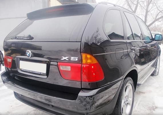 «Х5-я» врезалась на трассе в ограждение и загорелась