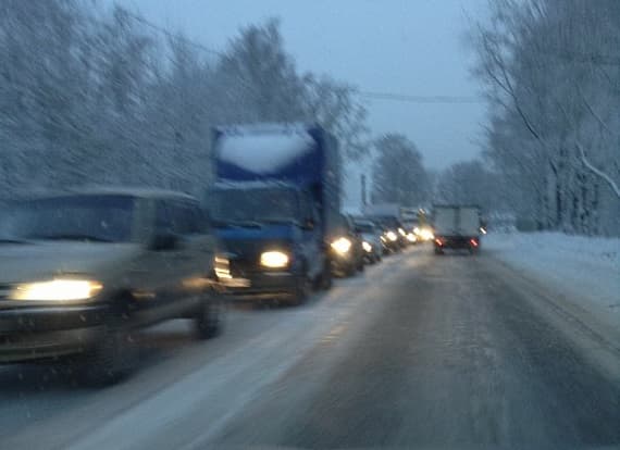 «Замерзшая» машина стала причиной пробки на улицах Производственной 