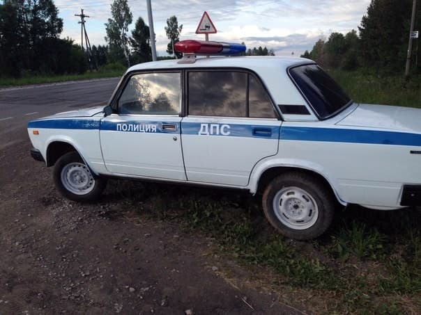 Картонные автомобили ДПС. Макеты «перемещаются» по трассам