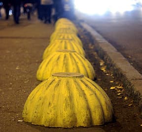 Перевернутая клумба против нелегальной парковки на тротуарах