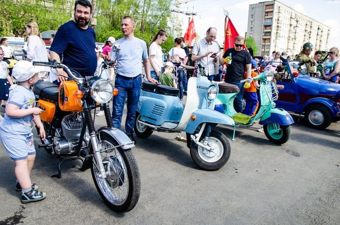 9 мая по городу Кирову проехались ретро автомобили