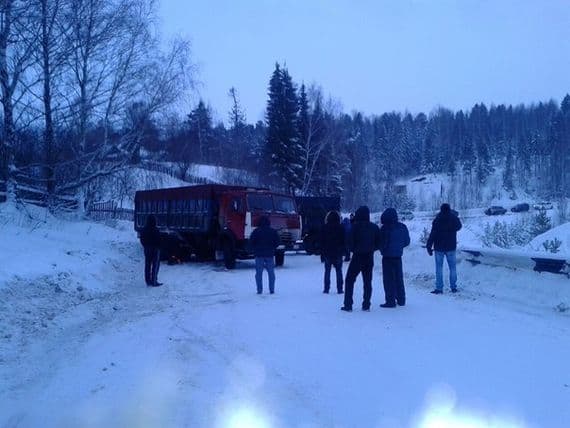 В Вятскополянском районе КамАЗ, попавший в ДТП, заблокировал дорогу 