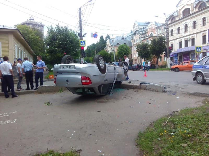 В Интернете появилось видео ДТП 4 августа с перевернувшейся «Ладой Грантой» 