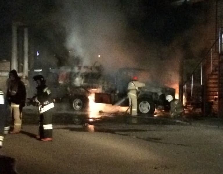 На Автотранспортном переулке загорелись бензовозы