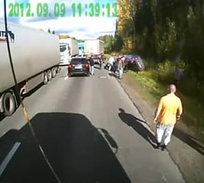 Дальнобойщики избили вымогателя и перевернули его машину