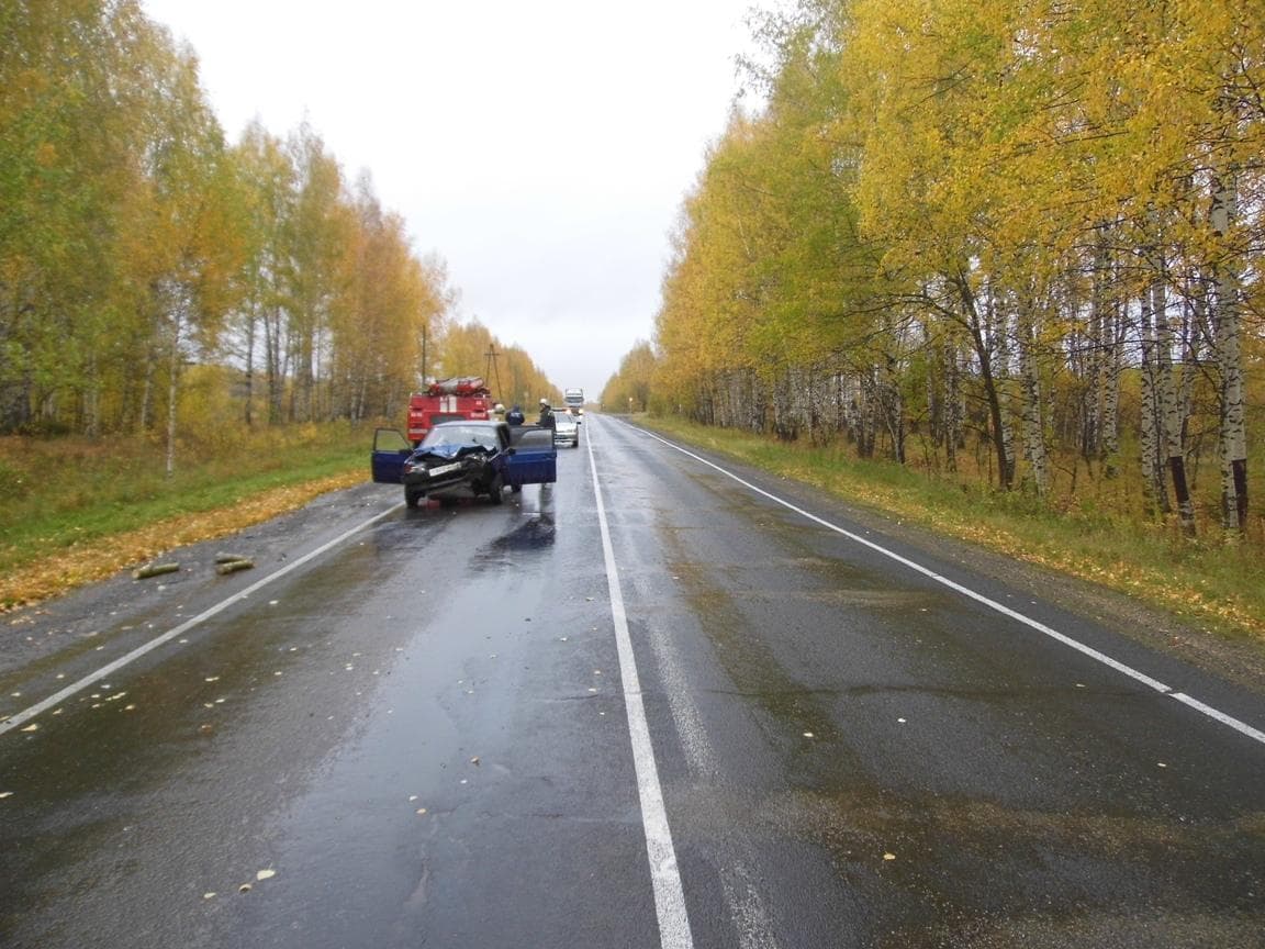 ВАЗ врезался в трактор: водитель легковушки погиб