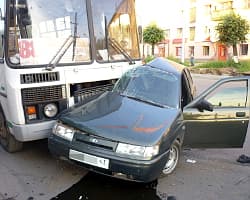 Крупное ДТП: автомобиль въехал в автобус с пассажирами