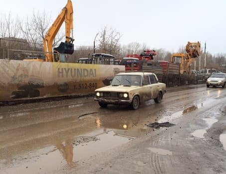 Опасная яма на Менделеева: сразу 5 машин прокололи колеса