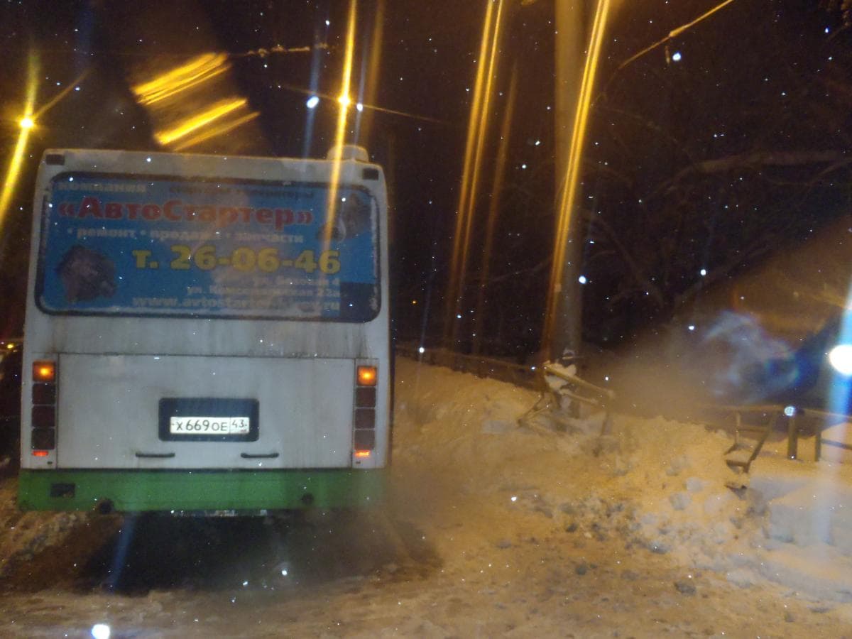 В Кирове автобус с пассажирами врезался в столб