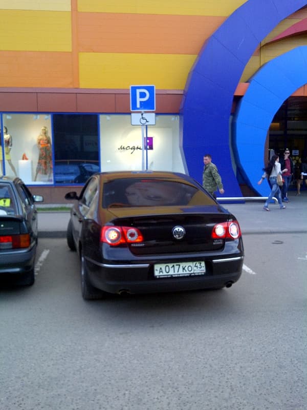 #парковка43: Участники «хит-парада» предпочитают тротуары