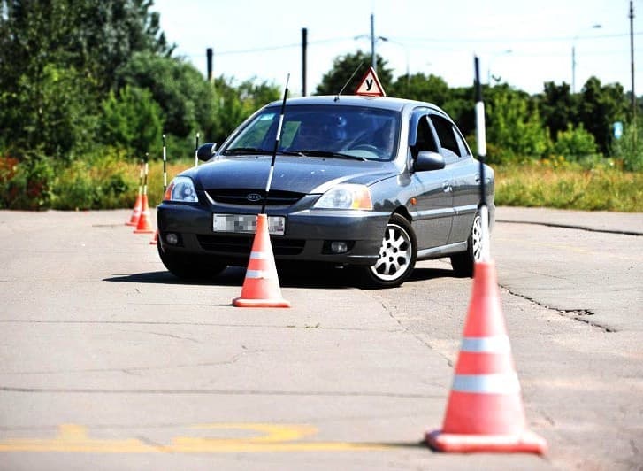Обучение в автошколах станет дольше и «намного» дороже