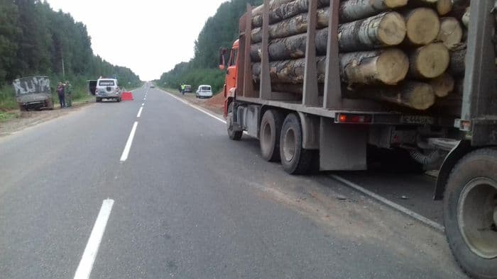 Автопоезд на трассе влетел в “УАЗик”