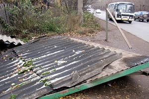 На Луганской грузовик протаранил остановку