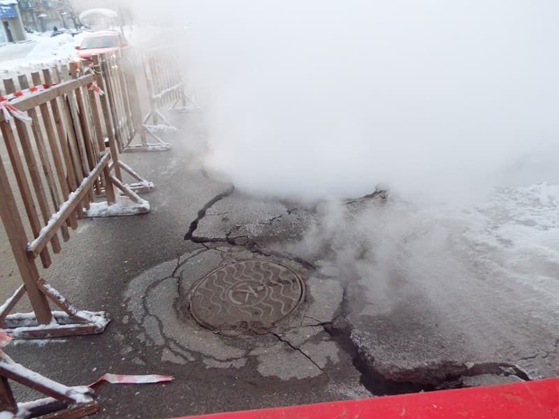 На улице  Тимирязева провалился  асфальт, из под земли валят клубы горячего пара
