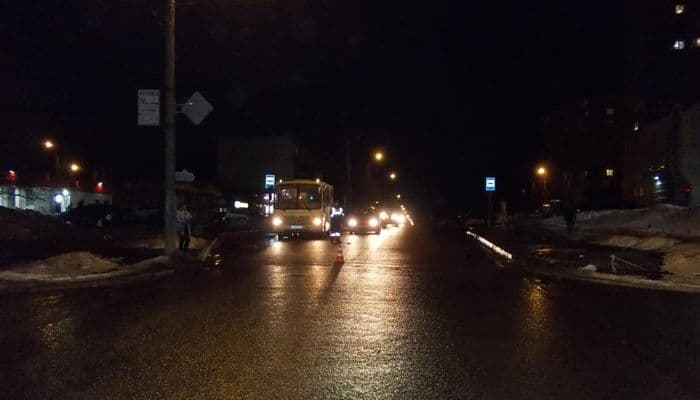 В Кирове женщина попала под колеса автомобиля: водитель скрылся с места ДТП