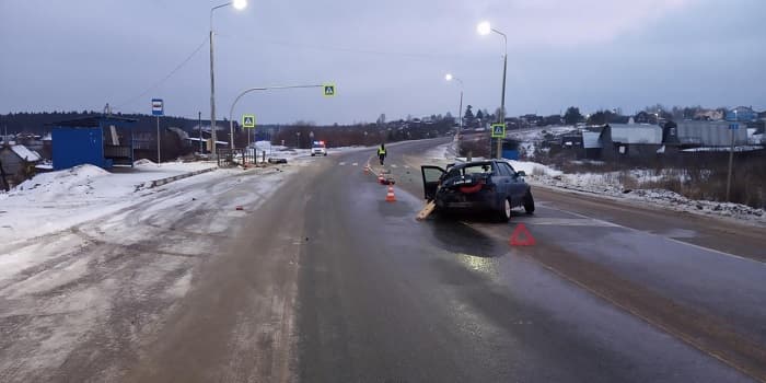 В Кирове «десятка» врезалась в ограждение: водитель и пассажирка в больнице