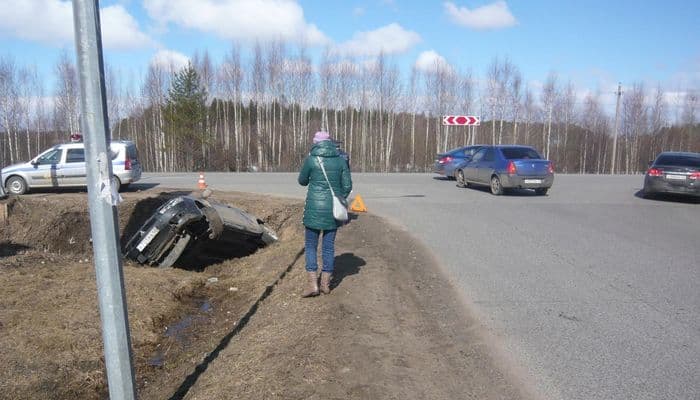 Водитель на «Лансере» повернул налево, улетел в кювет и убежал с места ДТП