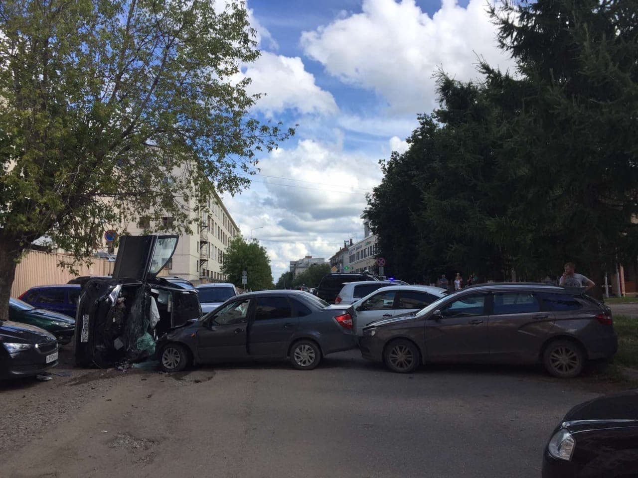 Кировчанка протаранила 5 автомобилей: пострадали три человека, в том числе один ребёнок