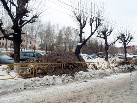 Без песка не обойтись. В городе из-за реагентов стало очень грязно