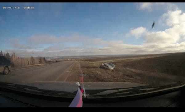 Водитель снял на видео, как на вятскополянской трассе перевернулся автомобиль