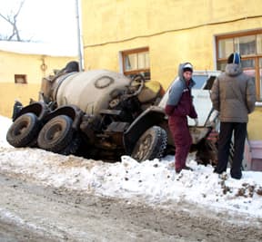 КамАЗ врезался в жилой дом