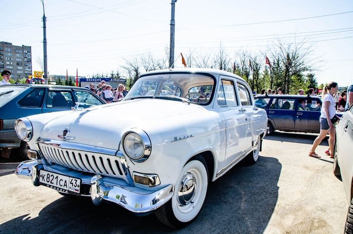 9 мая по городу Кирову проехались ретро автомобили