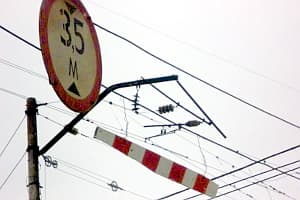 Путепровод на Мельничной: фуры застревают и образуют пробки...