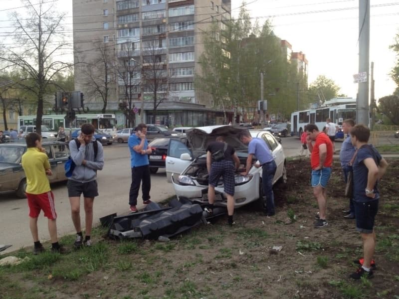 На перекрестке Ленина и Милицейской водитель снес светофор