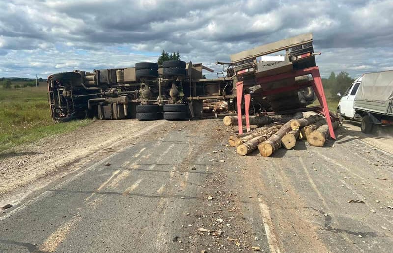 Пункт назначения по-вятски: на трассе перевернулся гружёный лесом «КАМАЗ»