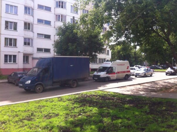 Во дворе дома на Азина ребенок попал под машину