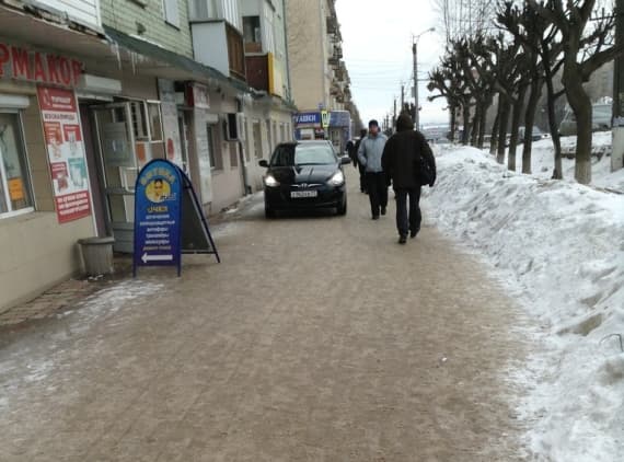 Хамы на дорогах Кирова: Хендай из Москвы припарковался прямо на тротуаре