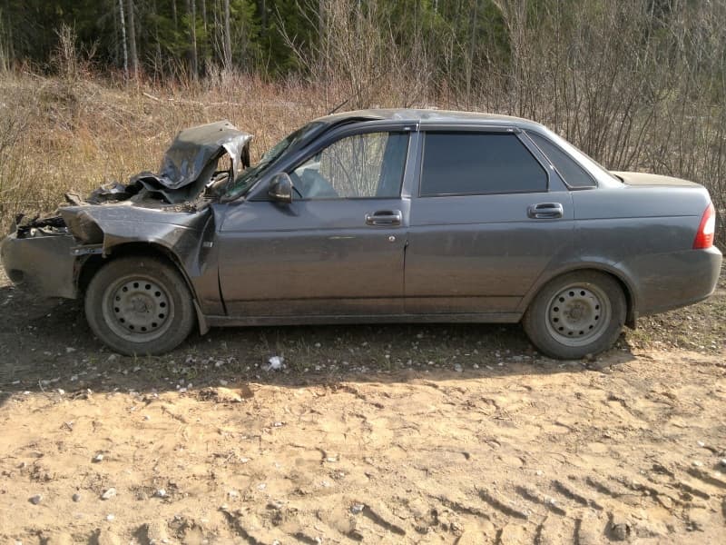 Мужчина выжил в автомобильной аварии и повесился на качелях